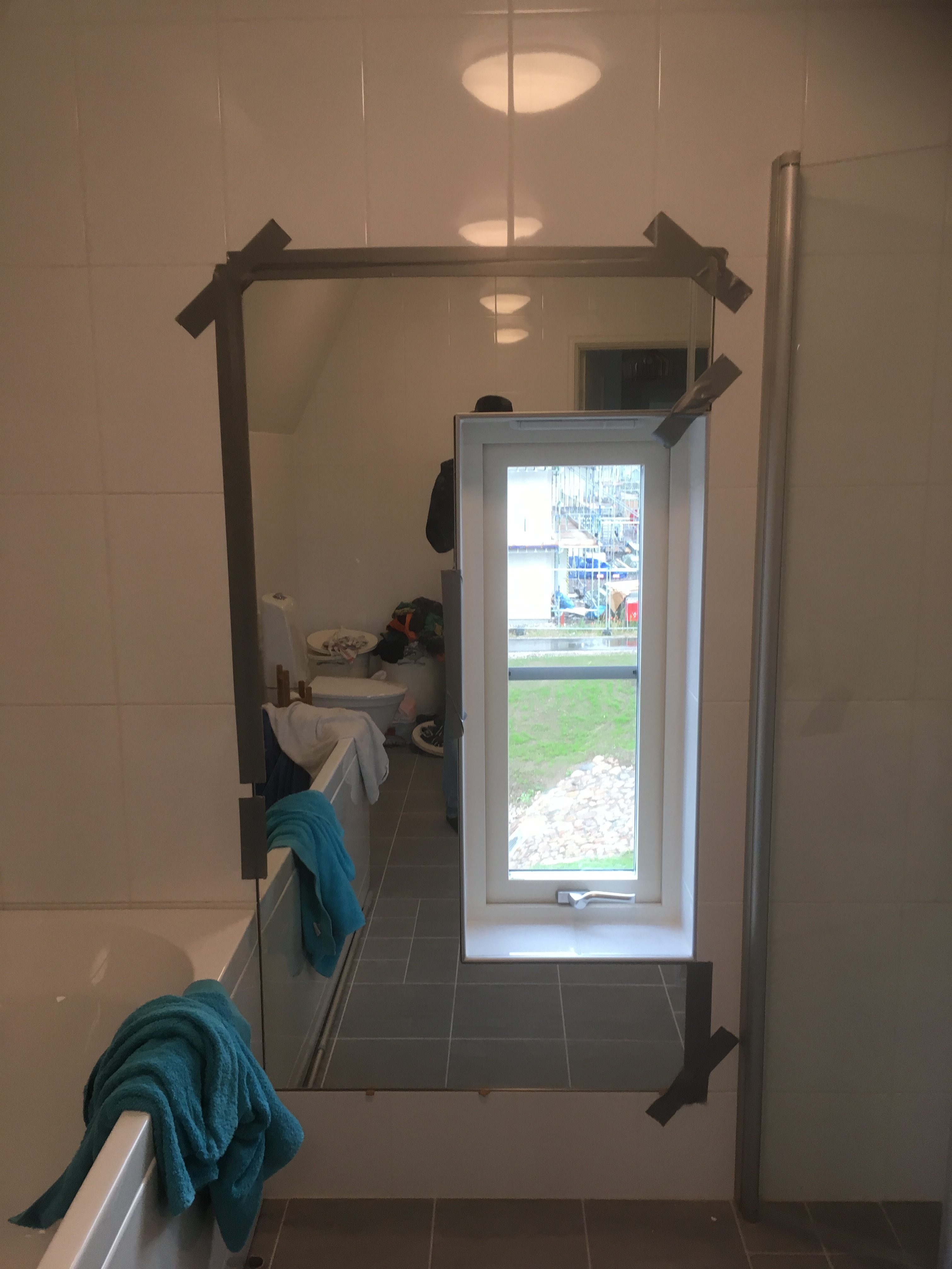 En måttanpassad spegel till ett badrum